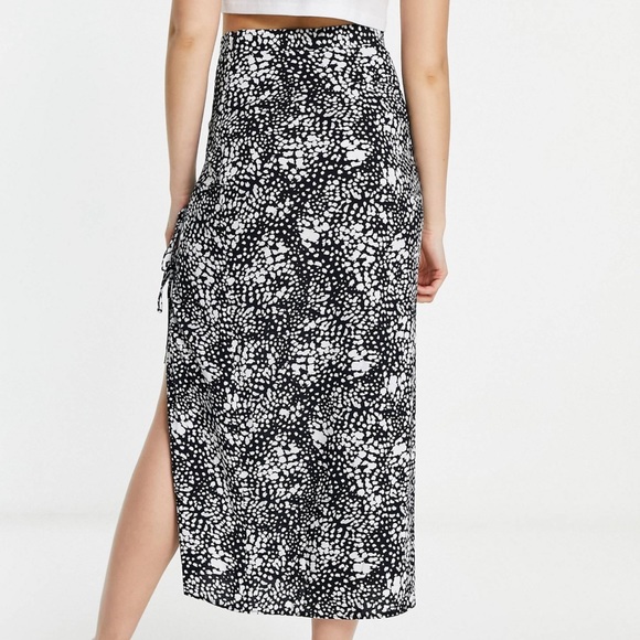ASOS bow detail midi skirt with thigh split in mono smudge print - Picture 2 of 7